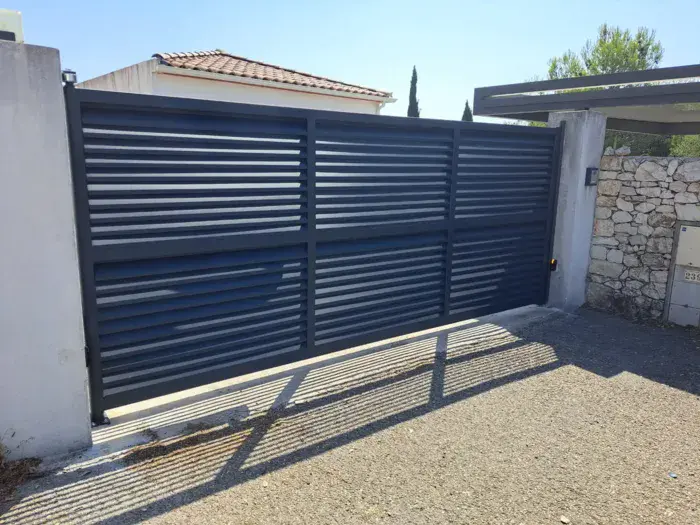 portail monovantail en acier RAL7016  avec moteur hydraulique LUX de la marque BFT ATD 30