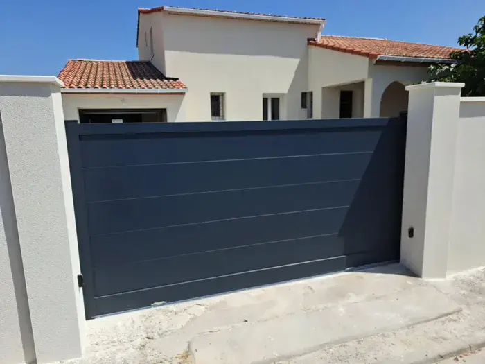 portail coulissant aluminium Ferplay RAL 7016 motorisé avec moteur BFT Deimos ultra 600 ATD 30
